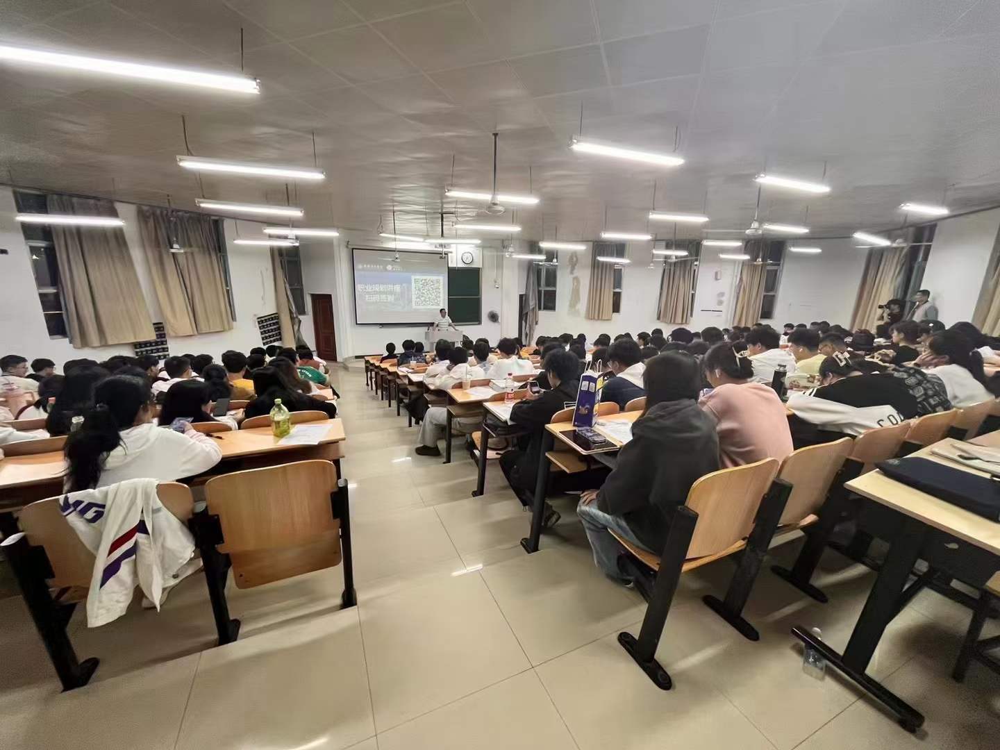 evo真人视讯科技集團(tuán)在金陵科技學(xué)院網(wǎng)通院舉辦專題講座