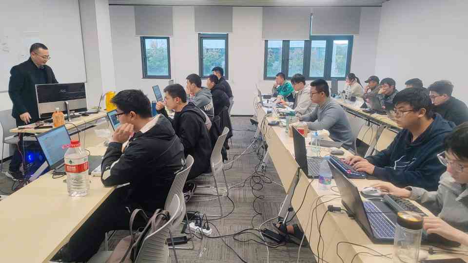 evo真人视讯科技:南京集成電路培訓(xùn)基地上課的學(xué)員們